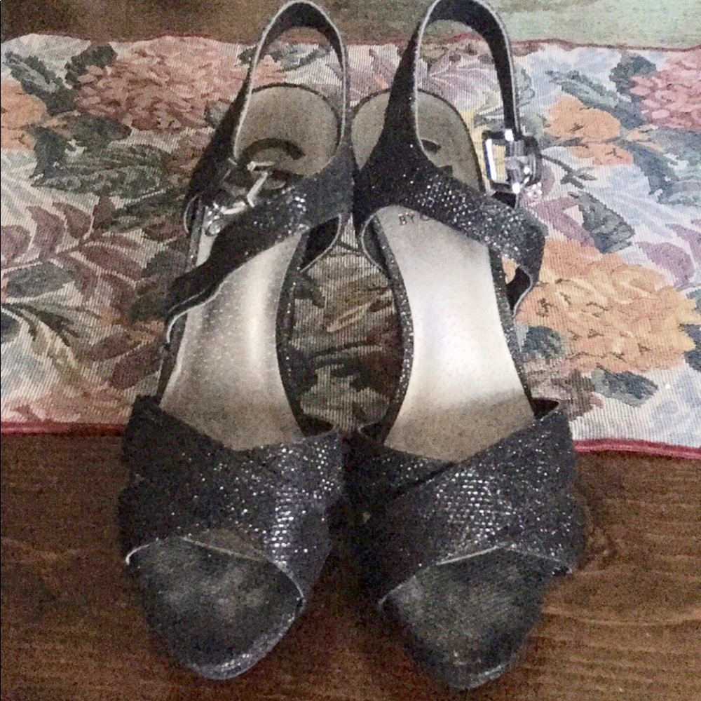 Black Pumps by Guess